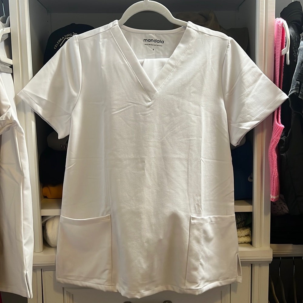 White mándala scrub set